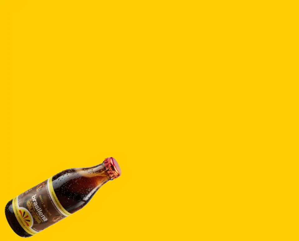 Bottiglia di Brasilena che si stappa e il caffè che schizza fuori