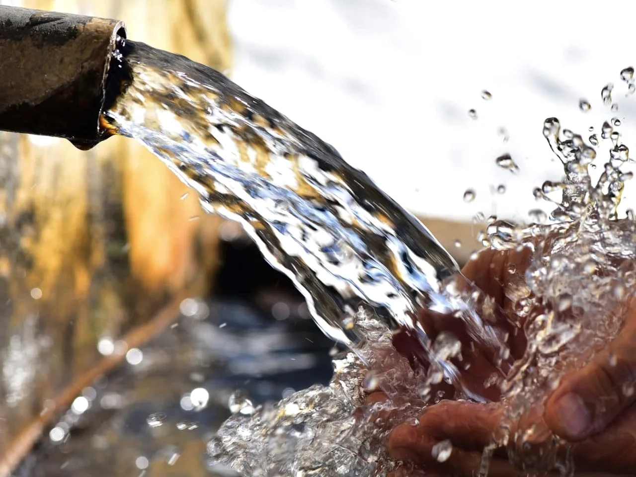 Acqua oligominerale che sgorga dalla sorgente in Calabria